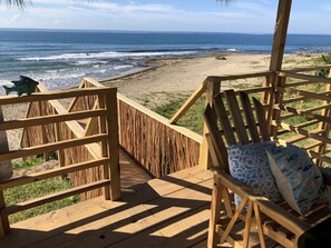 Na praia, espreguiçadeiras, toalhas de praia, prática de ioga na praia