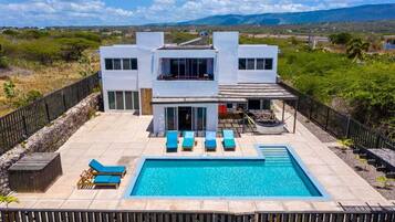 Outdoor pool, sun loungers