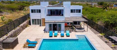 Kolam renang outdoor, dengan kursi berjemur