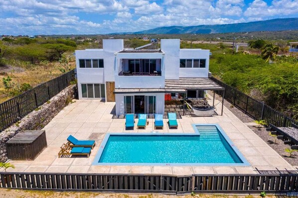 Piscine extérieure, chaises longues