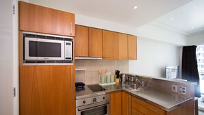 Trendy Waterfront Apartment in the Viaduct | Private kitchen | Full-size fridge, microwave, oven, stovetop - Trendy Waterfront Viaduct Apartment (Auckland)