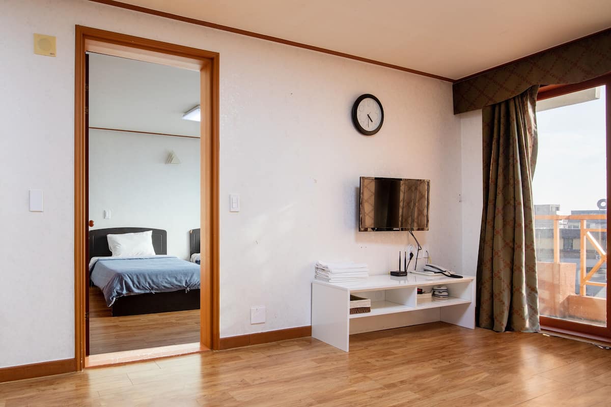 2 bedrooms, blackout curtains, free WiFi
