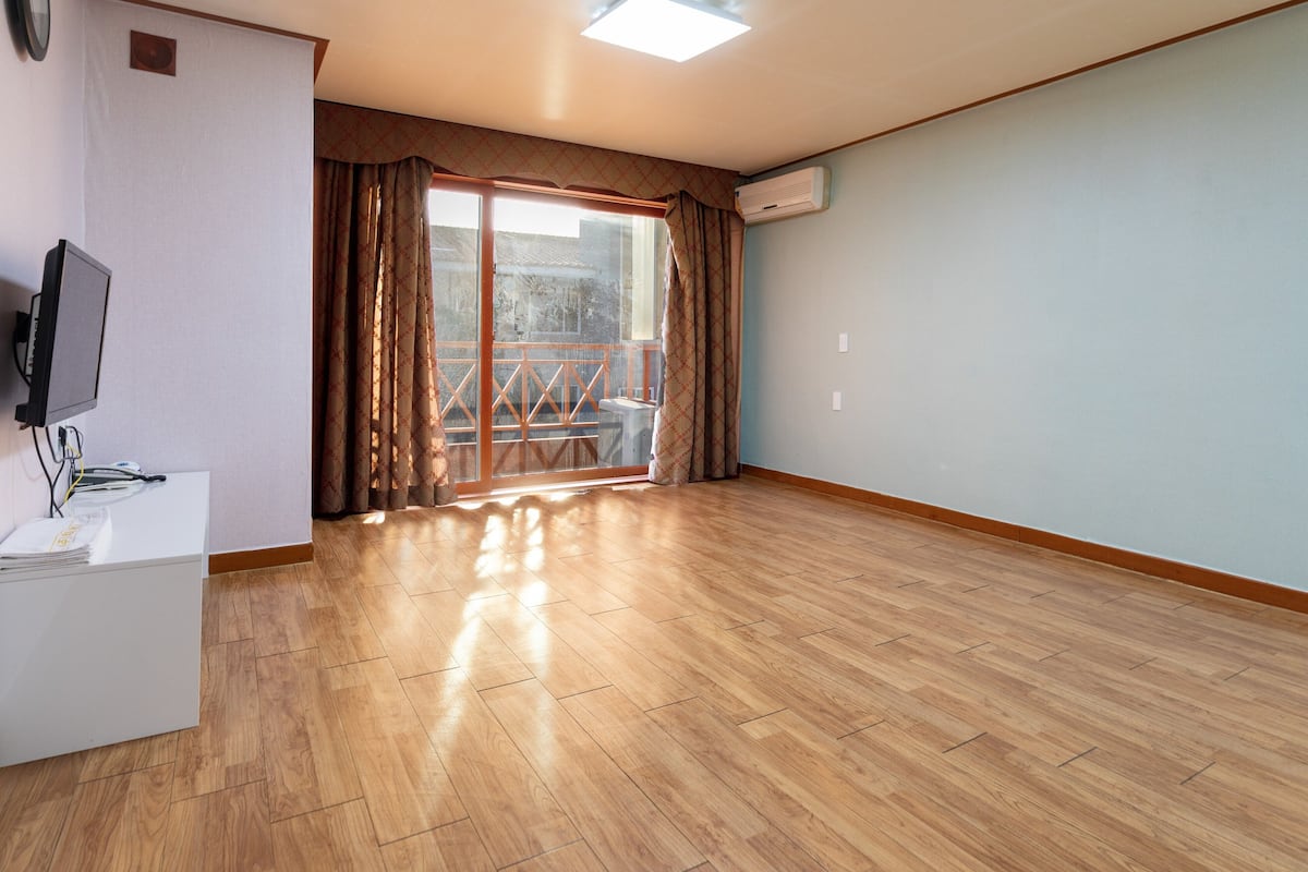 2 bedrooms, blackout curtains, free WiFi