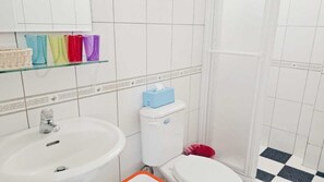 Shower, perlengkapan mandi gratis, pengering rambut, dan sandal