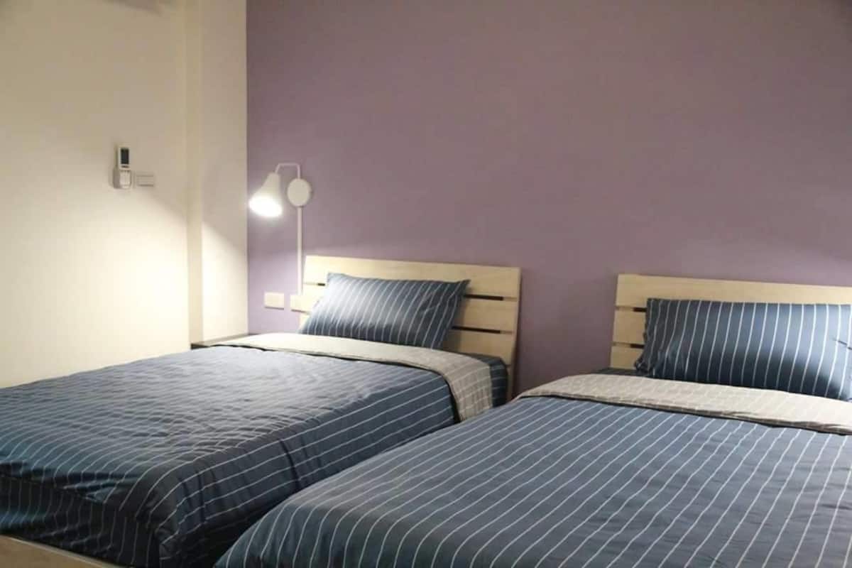 Twin Room | Desk, blackout drapes, WiFi (free), bed sheets