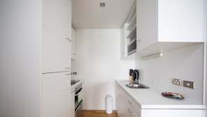 Appartement, 2 slaapkamers, uitzicht op zee (Breathtaking) | Privékeuken | Een koelkast met diepvriezer, een microgolfoven, een oven, een kookplaat