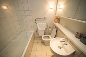 Apartment, 2 Schlafzimmer, Meerblick (Breathtaking) | Badezimmer | Duschwanne, kostenlose Toilettenartikel, Haartrockner, Handtücher