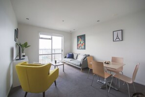 Living area - Breathtaking Ocean View Two-Bedroom Apartment (Auckland)