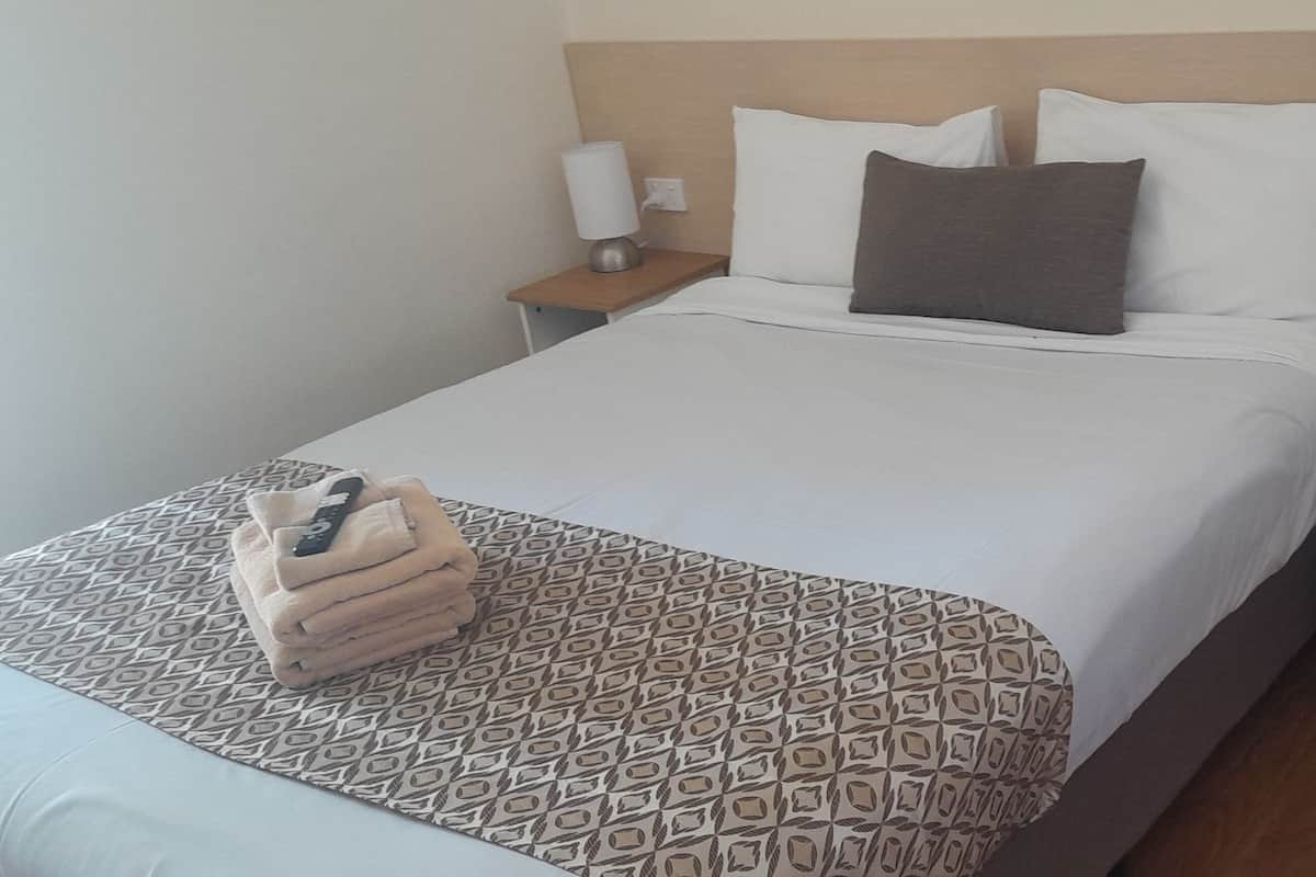 Premium dubbelrum - 1 queensize-säng | Unika möbler, skrivbord, arbetsyta för laptop och gratis wi-fi