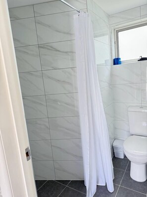 Shower, free toiletries, hair dryer, towels - Twin City Motor Inn (Wodonga)