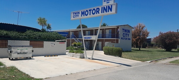 A Twin City Motor Inn with a sign indicating a vacancy.