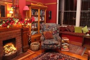 TV màn hình phẳng, lò sưởi, đầu đĩa DVD, các kênh phim phải trả tiền