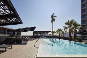 สระว่ายน้ำกลางแจ้ง เปิด 6:00 น. ถึง 22:00 น., เก้าอี้อาบแดดริมสระ