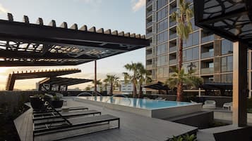 Piscine extérieure, chaises longues