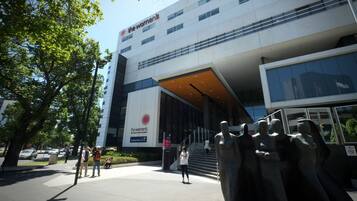 Un edificio moderno con un cartel que dice "The Women's Hospital".