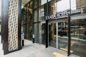 The exterior of Solaria Hotel with large glass doors and a geometric facade design. - SOLARIA NISHITETSU HOTEL Busan (Busan)