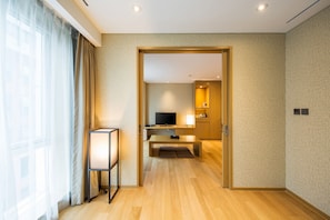 Premium bedding, in-room safe, desk, laptop workspace - SOLARIA NISHITETSU HOTEL Busan (Busan)