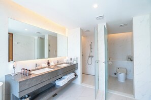 Suíte família | Roupas de cama premium, cofres nos quartos, escrivaninha