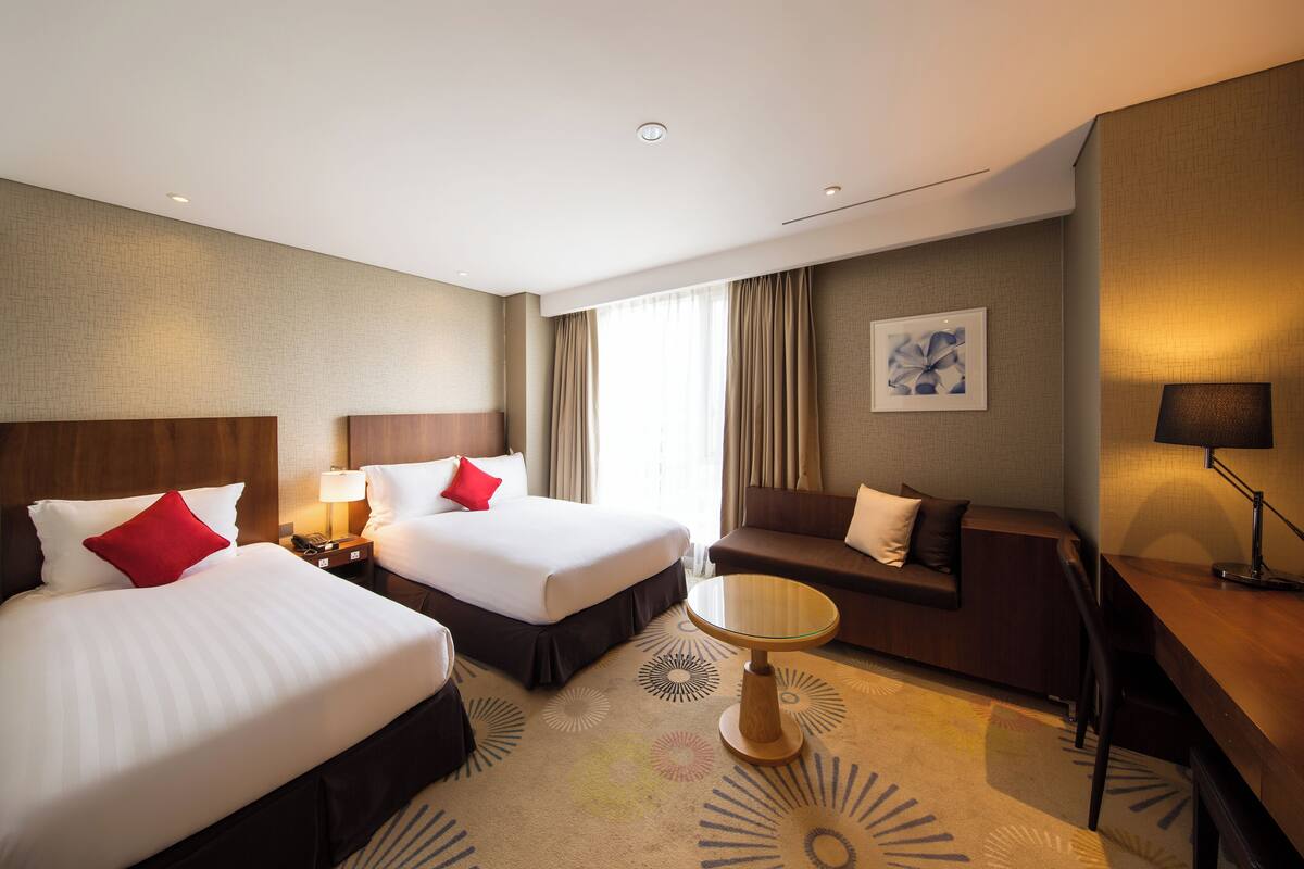 Premium bedding, in-room safe, desk, laptop workspace