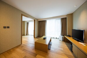 Deluxe Ondol Room (Ondol heating available only in winter) | 高級寢具、客房內保險箱、書桌、筆電工作空間