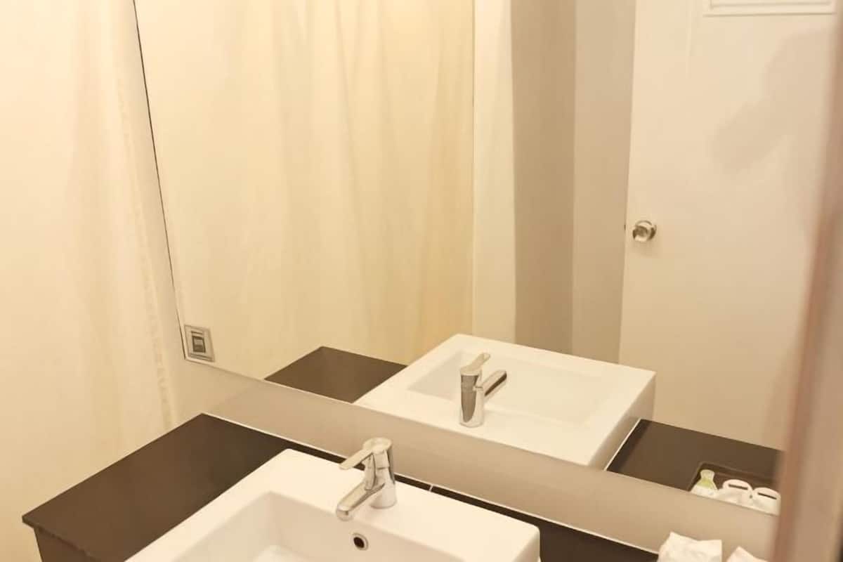 Regadera, amenidades de baño gratuitas, batas, toallas