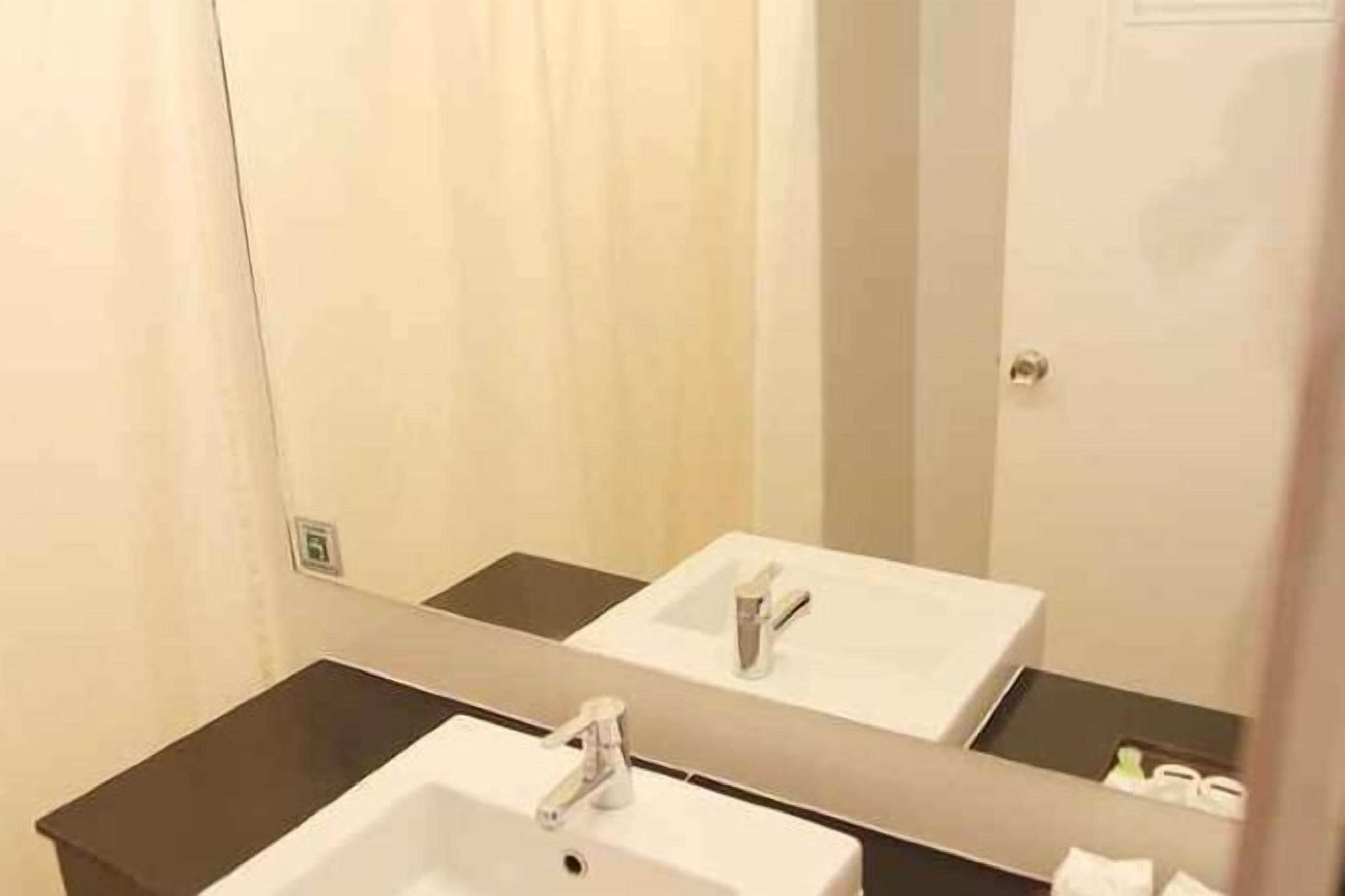 샤워 시설, 무료 세면용품, 목욕가운, 타월