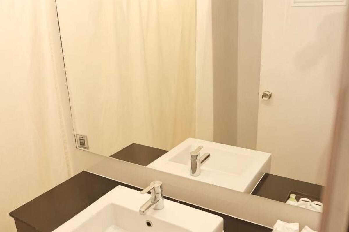 Shower, free toiletries, bathrobes, towels