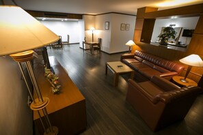 Suíte lua de mel, 1 cama de casal | Frigobar, cofres nos quartos, escrivaninha, Wi-Fi de cortesia