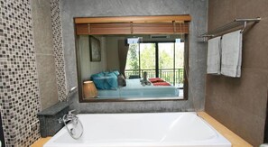 Chambre Deluxe | Baignoire relaxante profonde