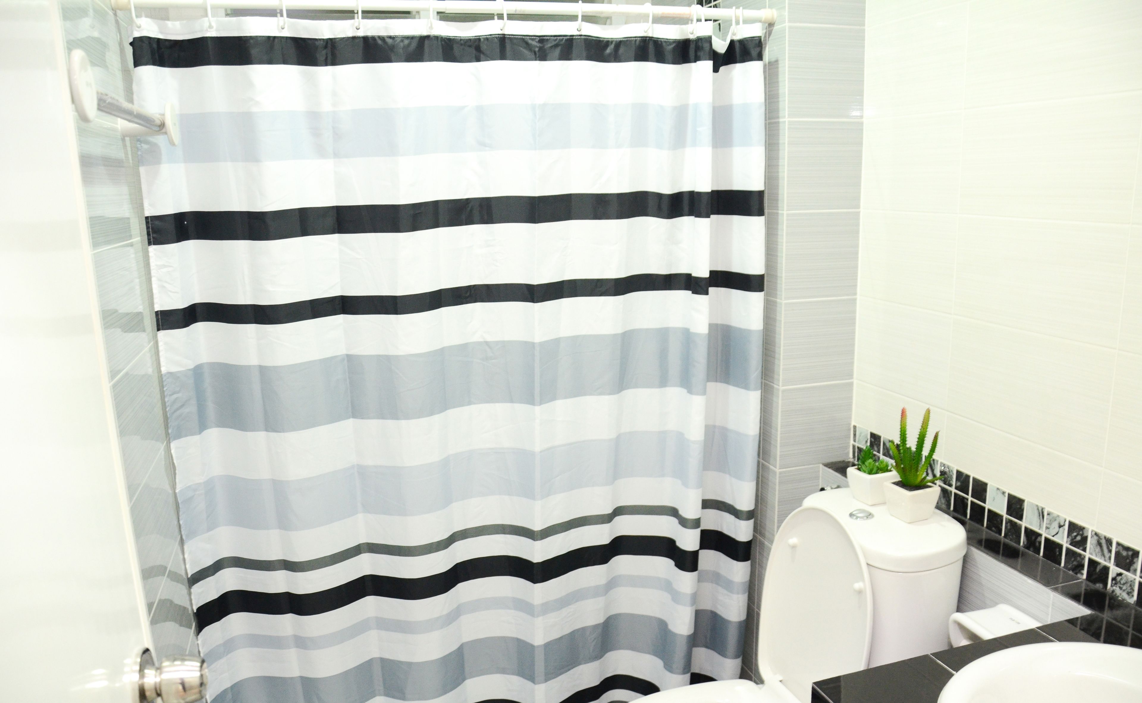 deluxe room | bathroom | shower, free toiletries, hair dryer, towels