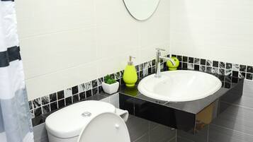 Deluxe Room | Kylpyhuone | Suihku, ilmaiset hygieniatuotteet, hiustenkuivaaja, pyyhkeet