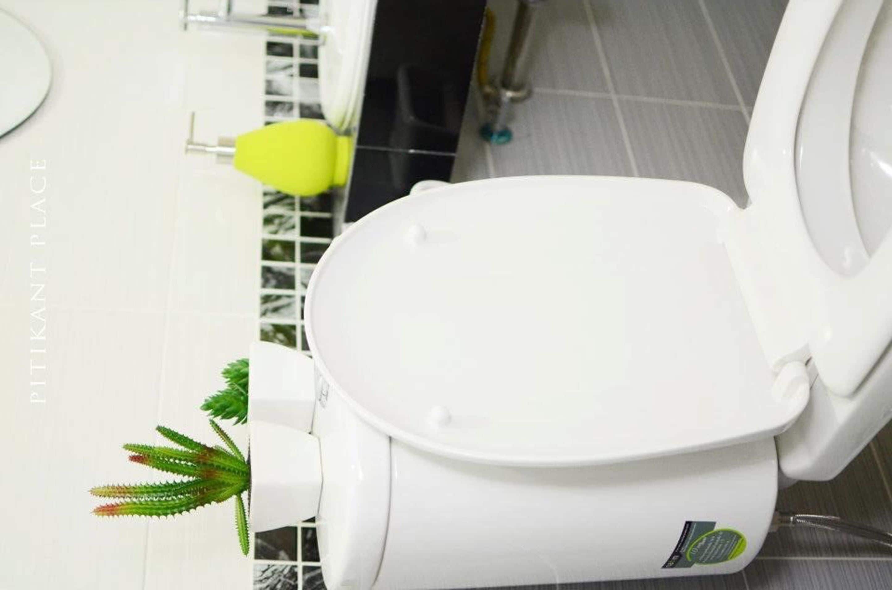 deluxe room | bathroom | shower, free toiletries, hair dryer, towels