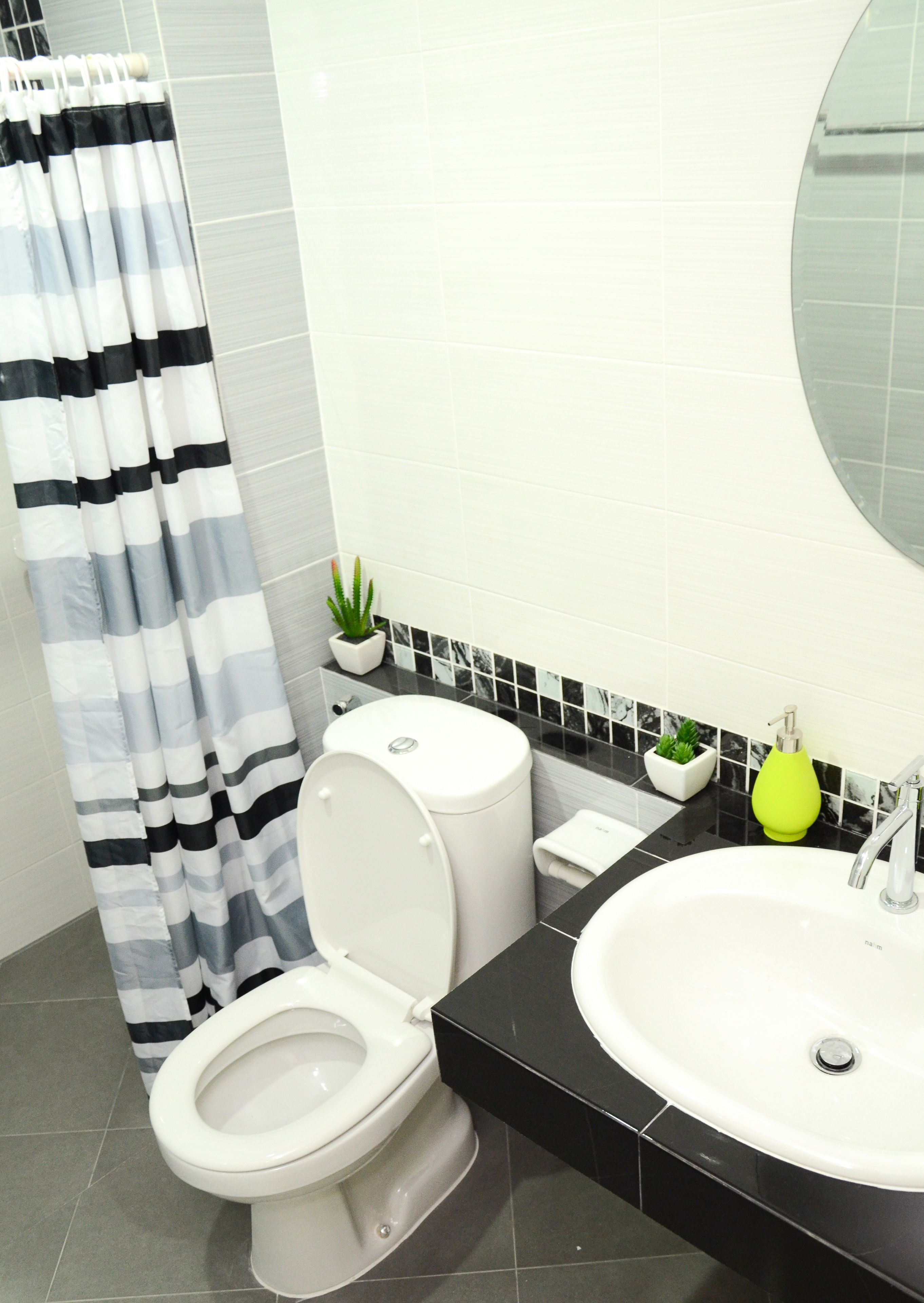 deluxe room | bathroom | shower, free toiletries, hair dryer, towels