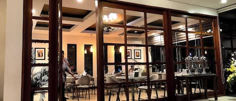 Breakfast, lunch, dinner served; local and international cuisine