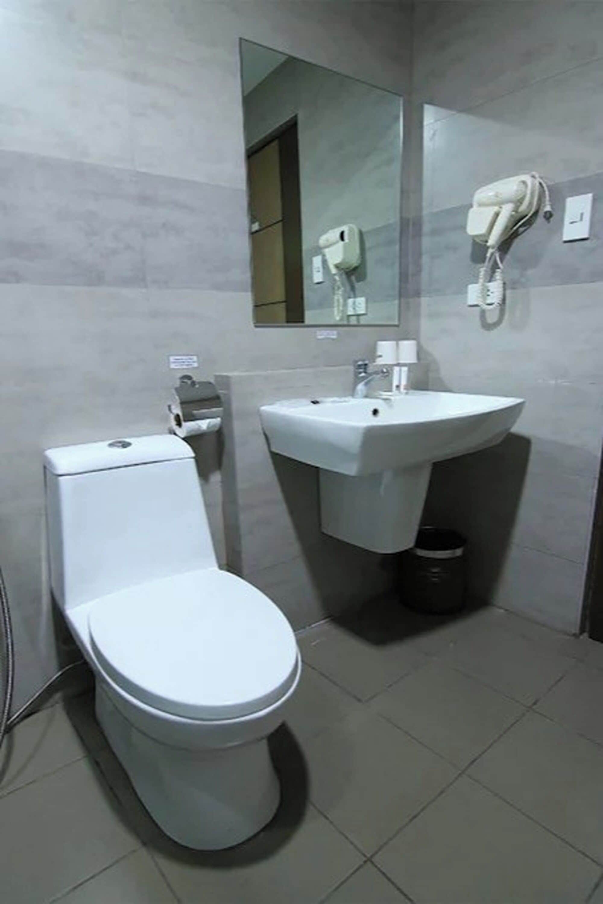 standard twin room | bathroom | shower, free toiletries, hair dryer, slippers