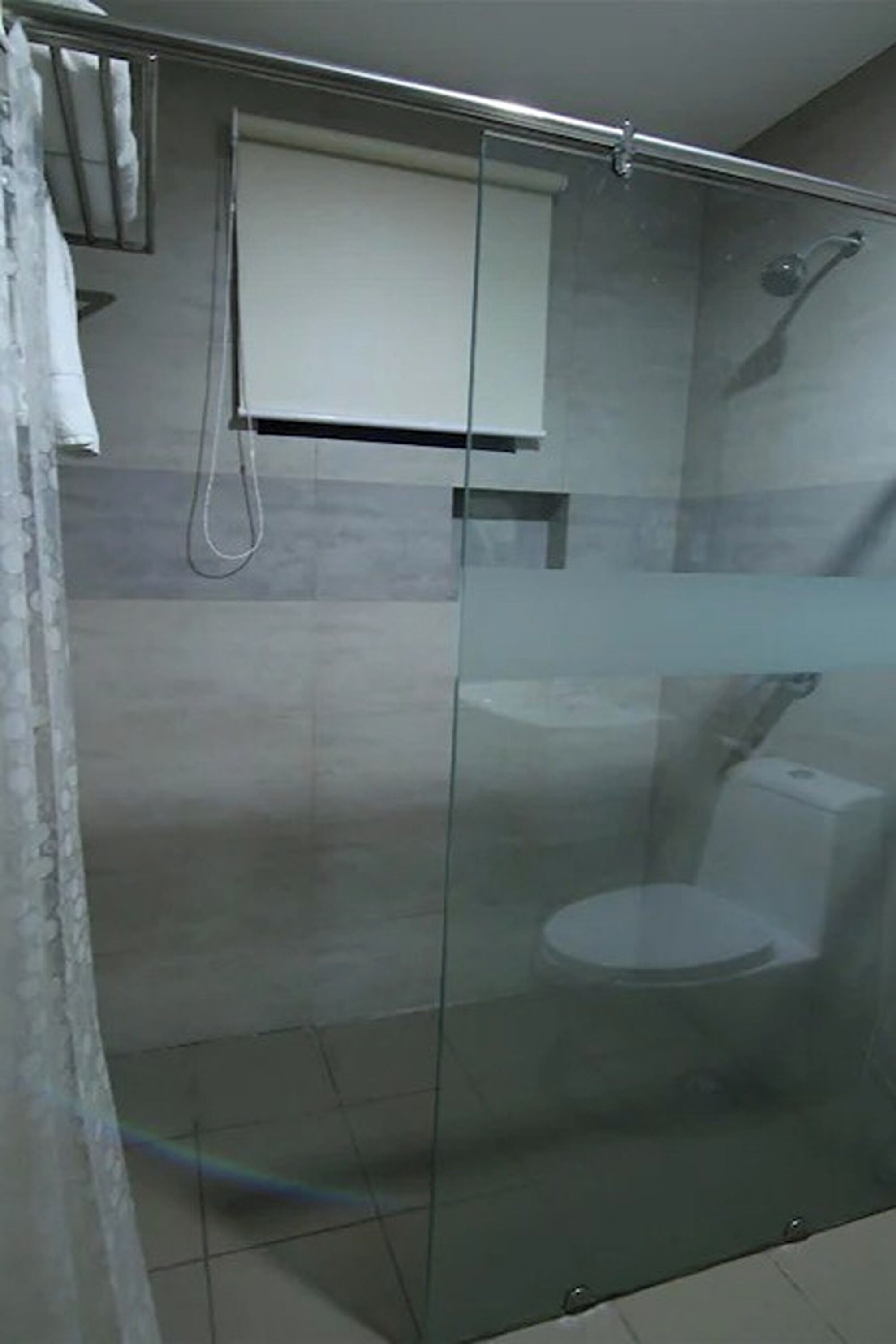 standard twin room | bathroom | shower, free toiletries, hair dryer, slippers