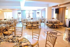 Se sirven desayunos, comidas, cenas y cocina local e internacional 