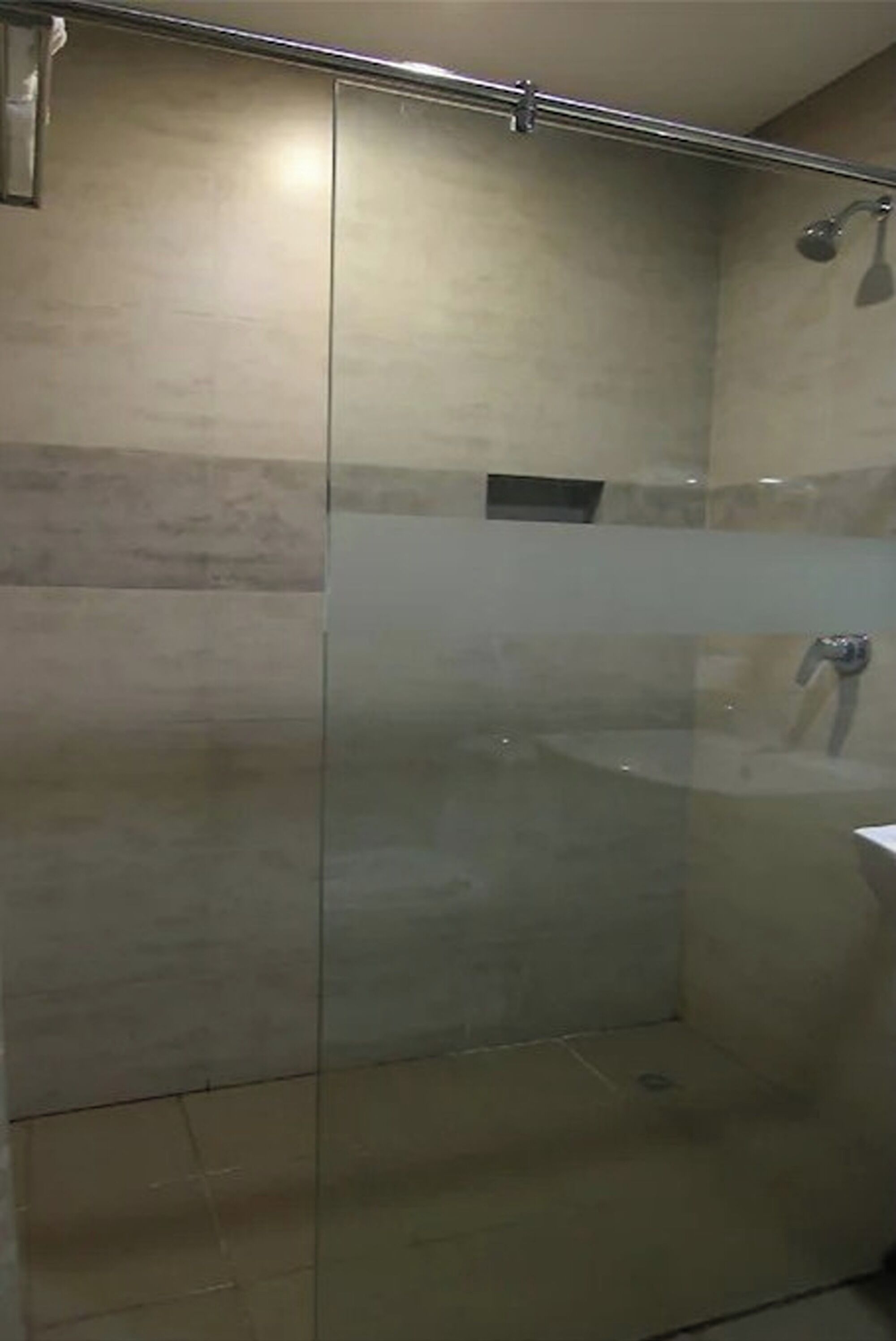 deluxe twin room | bathroom | shower, free toiletries, hair dryer, slippers