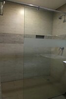 华丽双床房 | 浴室 | 淋浴设施、免费洗浴用品、吹风机、拖鞋