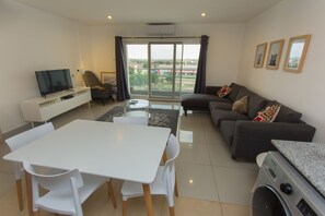 Premium Apartment, 3 Bedrooms | In-room dining