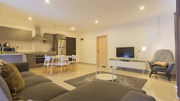 Apartamento premium, 3 quartos | Sala de estar | TV de tela plana 36 polegadas com canais a cabo, TV, filmes pagos