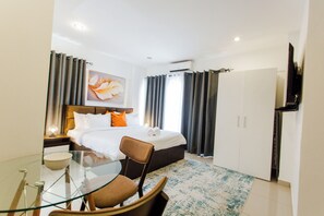 Executive Studio Suite, 1 Queen Bed | 3 bedrooms, premium bedding, in-room safe, individually furnished
