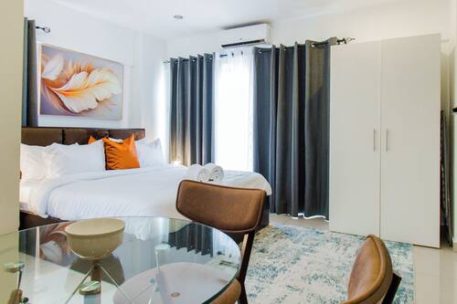 Executive Studio Suite, 1 Queen Bed | Premium bedding, in-room safe, individually furnished, desk