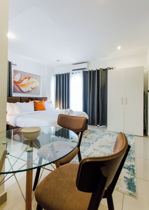 Executive Studio Suite, 1 Queen Bed | Premium bedding, in-room safe, individually furnished, desk