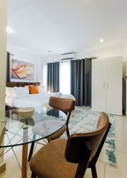 Ropa de cama de alta calidad y caja de seguridad en la habitación 