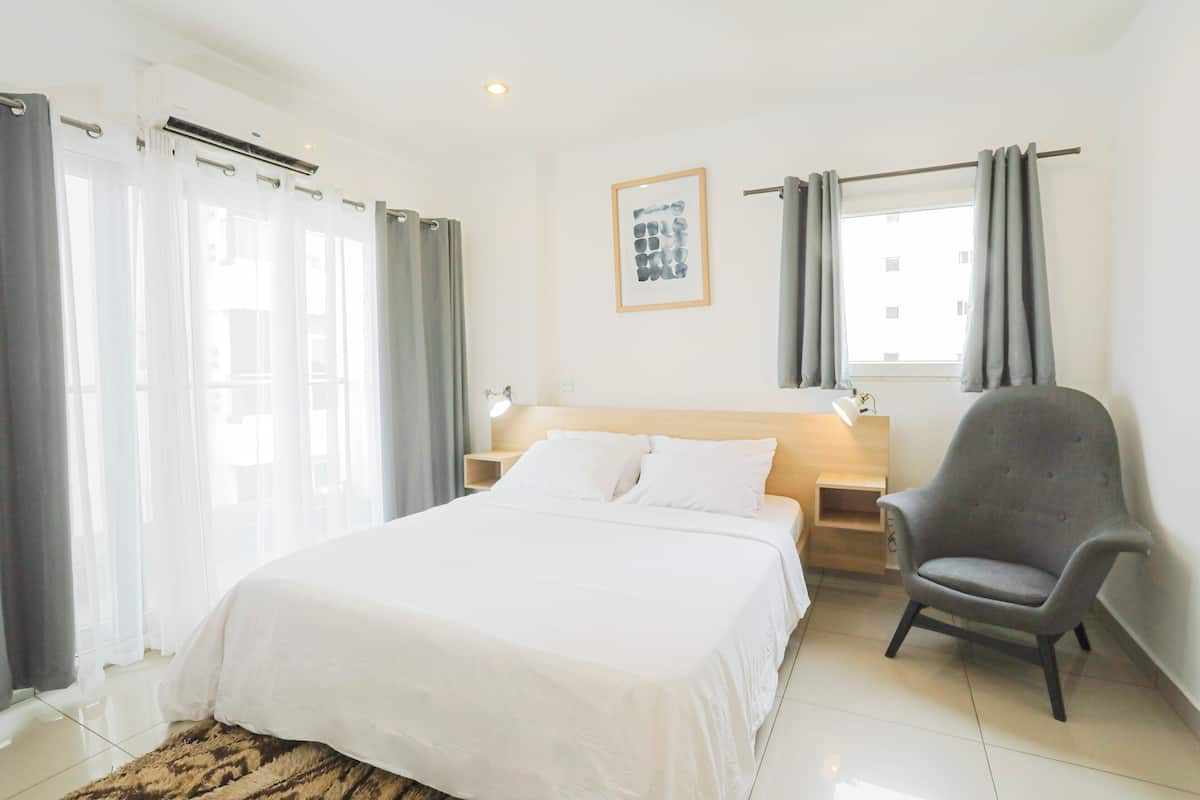 Sängtillbehör av högsta kvalitet och värdeförvaringsskåp på rummet