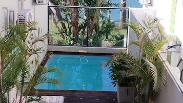 Hồ bơi ngoài trời, ghế dài tắm nắng