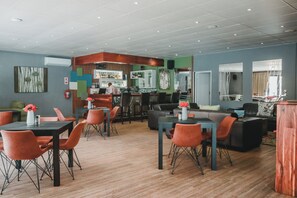 Garden views, serves breakfast, lunch, and dinner - My Pond Hotel (Port Alfred)