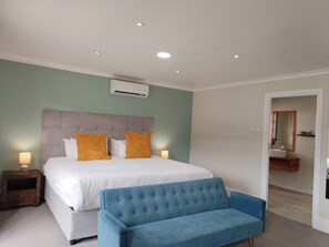 Suite (Twin) | Bathroom | Shower, free toiletries, hair dryer, towels - My Pond Hotel (Port Alfred)