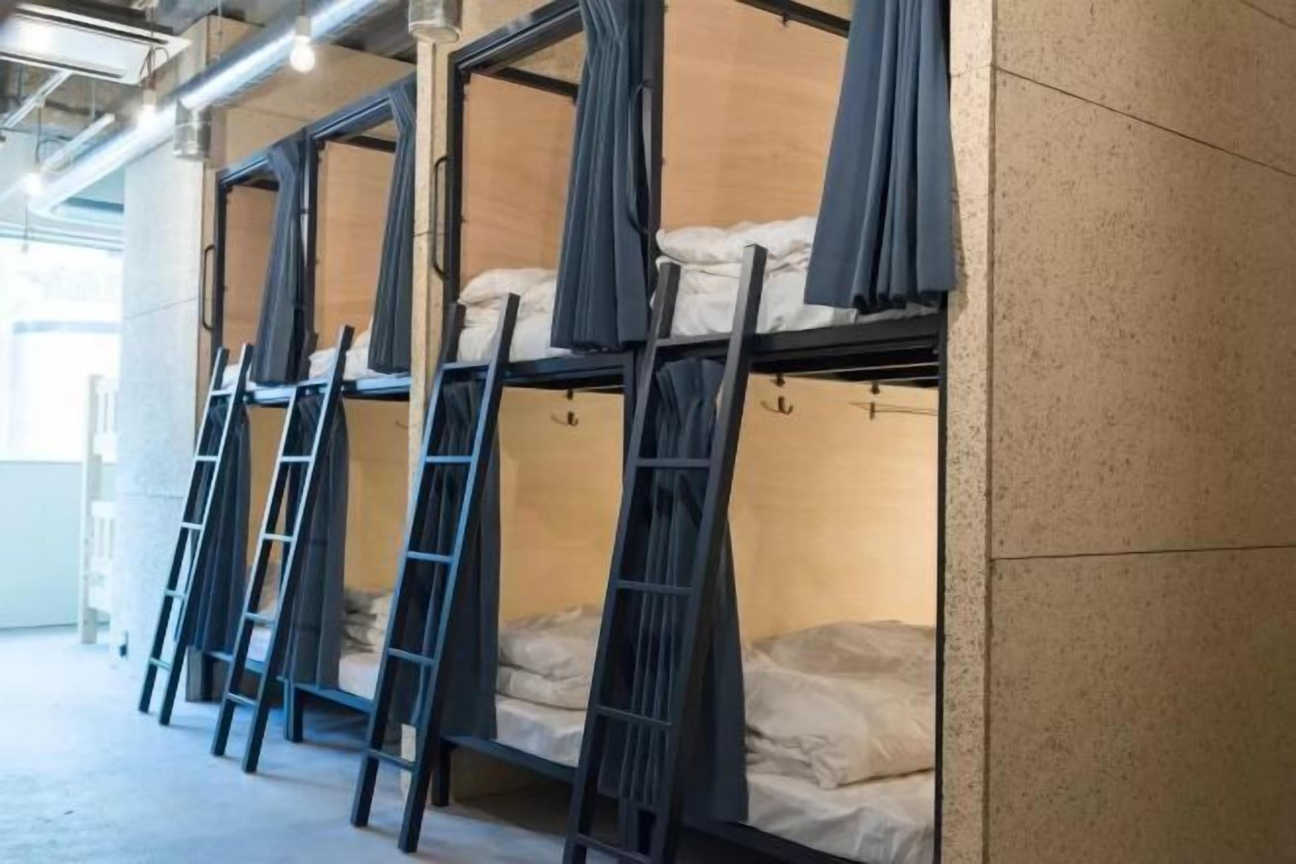 خزنة داخل الغرفة وستائر تعتيم ومكواة/لوح كي وواي فاي مجانًا